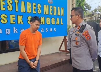 Kapolsek Sunggal, Kompol Bambang G Hutabarat paparan kasus curanmor di area parkir Ido Swalayan dengan hadirkan pelaku yang mendapat tembakan pada kedua kakinya. (Foto Ist)