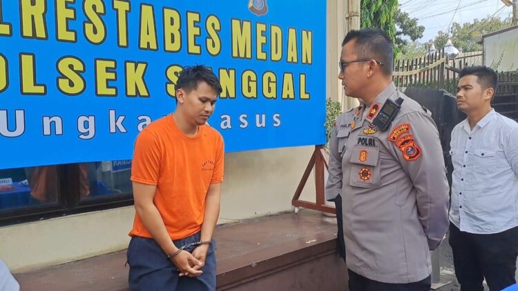 Kapolsek Sunggal, Kompol Bambang G Hutabarat paparan kasus curanmor di area parkir Ido Swalayan dengan hadirkan pelaku yang mendapat tembakan pada kedua kakinya. (Foto Ist)