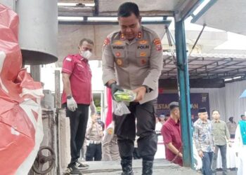 Kapolda Sumut Irjen Pol Whisnu Hermawan Februanto pemusnahan narkotika jenis sabu di Mapolrestabes Medan dan sekaligus salah satu alat berat lindas knalpot racing. (Foto Ist )