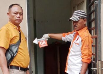Kapolsek Rambutan AKP Suherly Hasibuan bersama tim Inafis saat melakukan olah TKP.