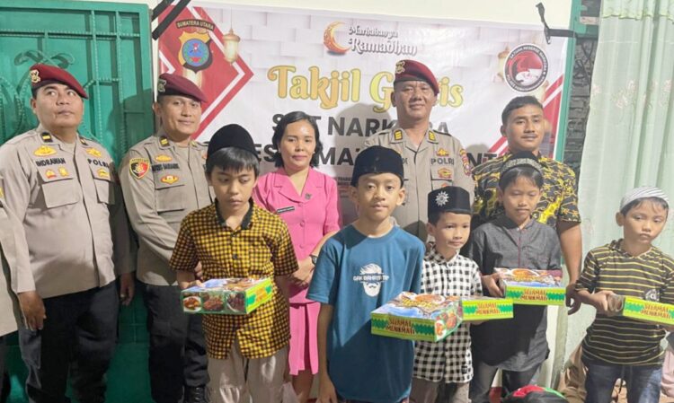 Kasat Resnarkoba AKP Jonny Hasudungan Pardede, SH bersama KBO IPTU Apri Damanik SH, Kanit 1 IPDA Warman Siallagan, Kanit 2 IPDA Indrawan S.Sos dan personil serta Bhayangkari Berbagi Berkah Ramadhan kepada anak anak yatim piatu di Jalan Nagur