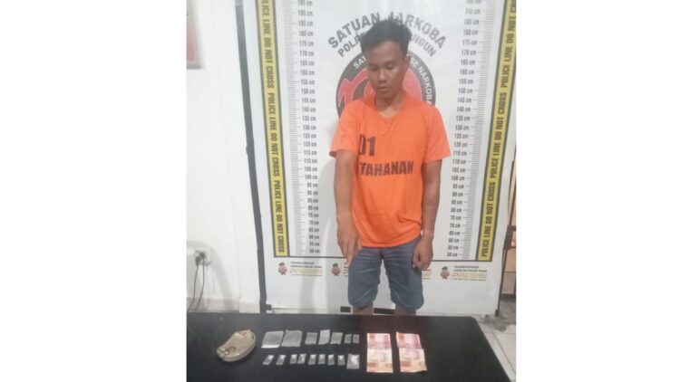 Tersangka Imanuel Boby Cristian Sinuhaji beserta barang bukti