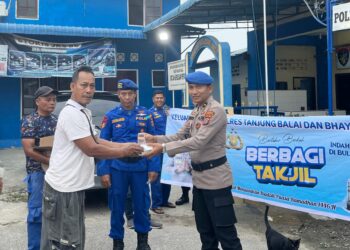 KBO Satpolairud IPDA HJL. Siahaan bersama Personil Sat Polairud hadir saat bagikan takjil