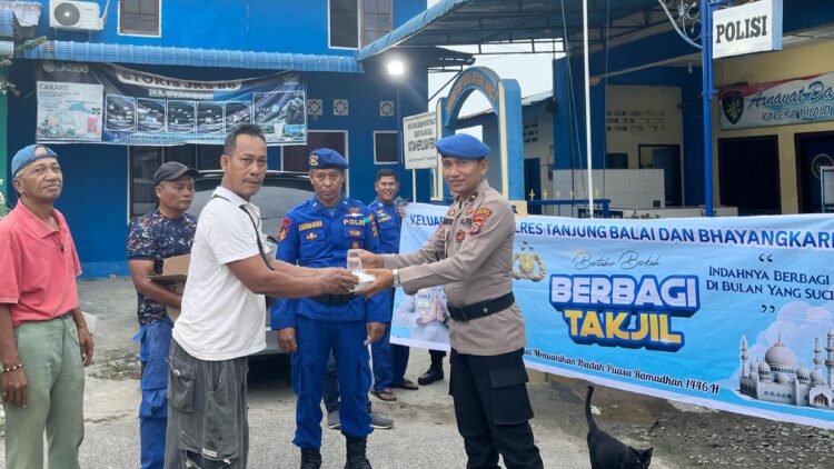 KBO Satpolairud IPDA HJL. Siahaan bersama Personil Sat Polairud hadir saat bagikan takjil
