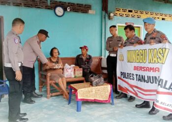 IPDA M. Silitonga bersama personil berikan berikan sembako kepada ibu Sinta br. Sirait
