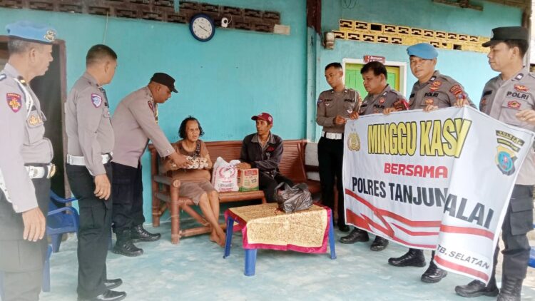 IPDA M. Silitonga bersama personil berikan berikan sembako kepada ibu Sinta br. Sirait