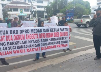 Puluhan massa aksi unjuk rasa perkelahian dua anggota DPRD Kota Medan David Roni Ganda Sinaga dan Dodi Robert Simangunsong. (Foto Romulo)