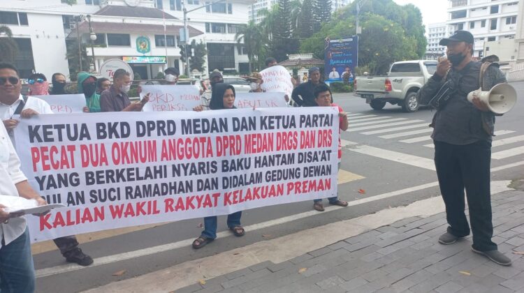 Puluhan massa aksi unjuk rasa perkelahian dua anggota DPRD Kota Medan David Roni Ganda Sinaga dan Dodi Robert Simangunsong. (Foto Romulo)