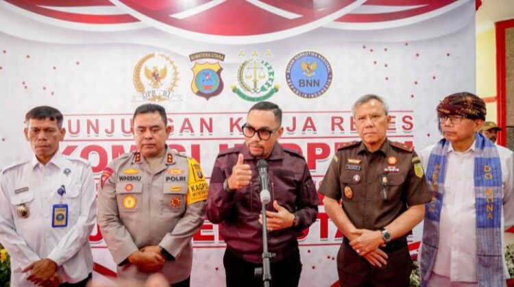 Wakil Ketua Komisi III DPR RI, Ahmad Sahroni didampingi anggota Komisi III Hinca Panjaitan dan Kapolda Sumut Irjen Whisnu Hermawan Februanto memberikan keterangan kepada wartawan. (Foto Ist)