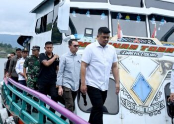 Gubernur Sumut Muhammad Bobby Afif Nasution meninjau dan periksa kondisi kapal penyeberangan penumpang di Pelabuhan Ajibata. (Foto Ist)