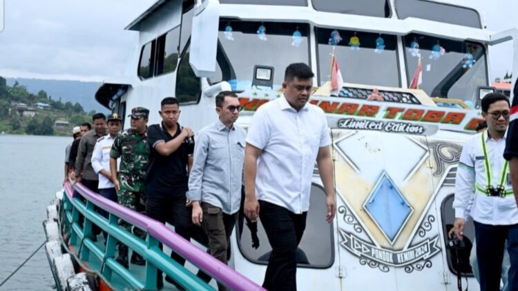 Gubernur Sumut Muhammad Bobby Afif Nasution meninjau dan periksa kondisi kapal penyeberangan penumpang di Pelabuhan Ajibata. (Foto Ist)