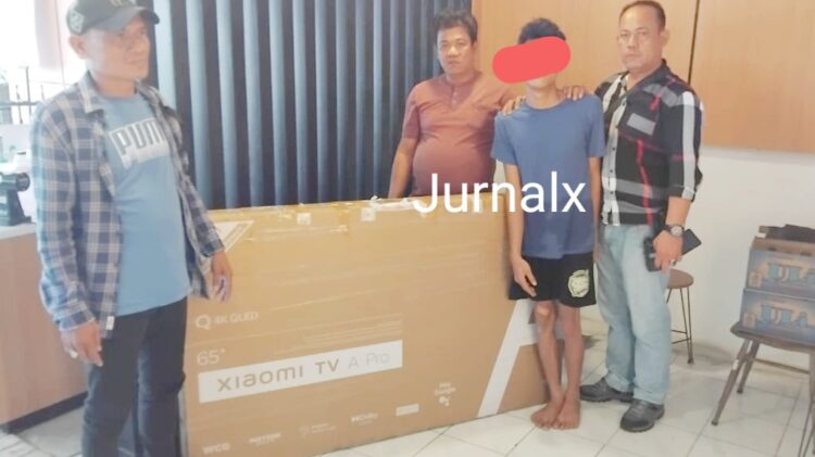 Tersangka RMP alias Robi dan barang bukti saat diringkus Kanit Jatanras IPDA Ricardo Rajagukguk S.Sos bersama Tim