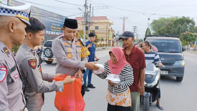 Kapolres Tanjung Balai AKBP Yon Edi Winara SH. SIK. MH bersama Satuan Lalu Lintas (Sat Lantas) berbagi berkah Ramadhan dengan membagikan takjil kepada masyarakat