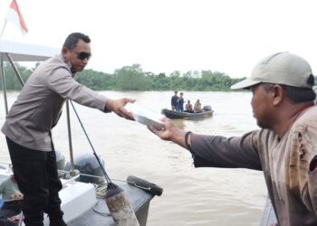 Kapolres Tanjung Balai AKBP Yon Edi Winara SH. SIK. MH melaksanakan kegiatan pembagian takjil gratis kepada masyarakat nelayan