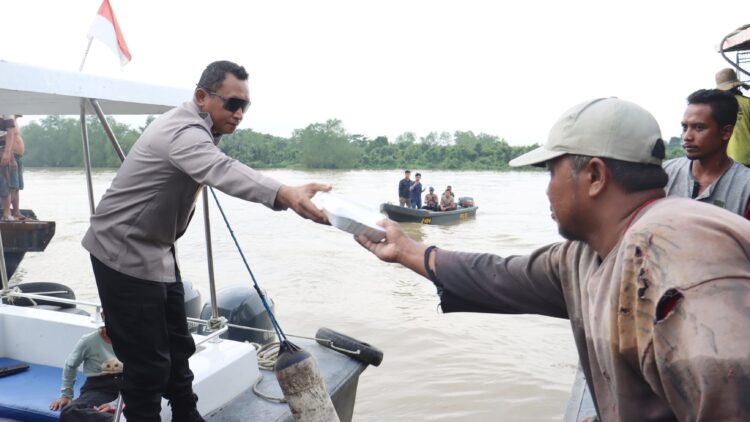 Kapolres Tanjung Balai AKBP Yon Edi Winara SH. SIK. MH melaksanakan kegiatan pembagian takjil gratis kepada masyarakat nelayan