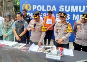 Kapolrestabes Medan Kombes Pol Gidion Arif Setyawan saat paparan kasus penganiyaan balita berusia 3 tahun yang dilakukan pemuda berinisial ZI. (Foto Ist)