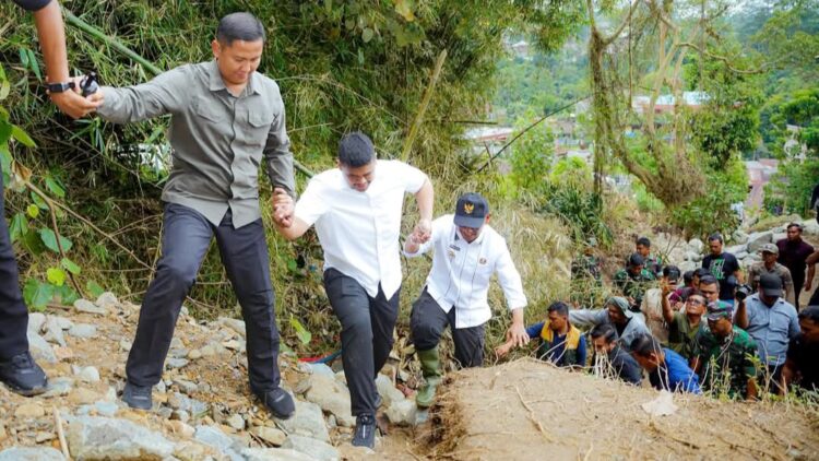 Gubernur Sumut Muhammad Bobby Afif Nasution meninjau hulu Sungai Batu Gaga yang mengalami banjir bandang sepekan lalu dan merusak puluhan rumah di kota wisata Parapat. (Foto Ist)