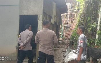 Personil piket Polsek Siantar Martoba Cek Tanah Longsor di Jalan Amaliya Blok 9