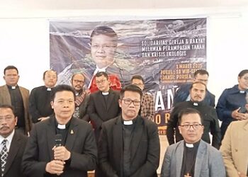 Ephorus HKBP, Pdt. Victor Tinambunan bersama sejumlah pendeta dari berbagai sinode dan perwakilan PGI. (Foto Ist)