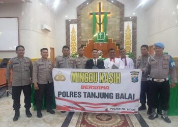 Polres Tanjung Balai dipimpin Kasat Lantas AKP A. Banjarnahor melaksanakan kegiatan Minggu dengan beribadah bersama jemaat di Gereja HKBP Persatuan
