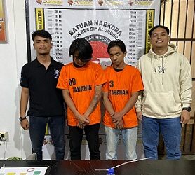 Tersangka Reno Ryaldo Nasution alias Reno dan Valentino Rossi Siregar beserta barang bukti diapit Tim Opsnal Sat Resnarkoba Polres Simalungun