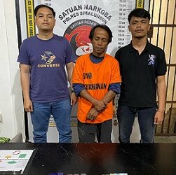 Tersangka MS alias Sontong dan barang bukti diapit Tim Opsnal Sat Resnarkoba Polres Simalungun