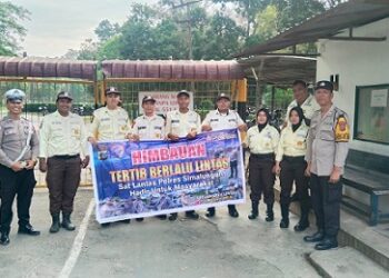 Kapos Lantas Dolok Merangir Aipda Chandra Saragih bersama Ba Sat Lantas Bripka Fernando Tondang menggelar penyuluhan tertib berlalu lintas kepada para Satpam PT Bridgestone.