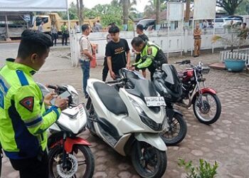Personil Sat Lantas saat tilang satu unit sepedamotor
