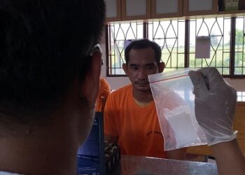 Pelaku diduga bandar narkoba jenis sabu yang ditangkap petugas Satuan Narkoba Polrestabes Medan. (Foto Ist)