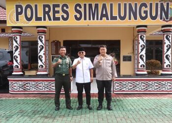 Kapolres Simalungun AKBP Choky Sentosa Meliala, S.I.K., S.H., M.H photo bersama Bupati Simalungun terpilih, Dr. H. Anton Achmad Saragih dan Dandim 0207/Simalungun Letkol Inf Slamet Fadjan, M.Ha