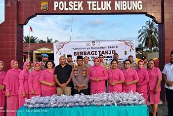 Kapolsek Teluk Nibung AKP Rinaldi SH. MH pimpin langsung berbagi takjil kepada masyarakat tepat didepan Mako Polsek Teluk Nibung