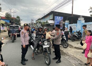 Kasat Binmas Polres Simalungun AKP Esron Siahaan SH dan Kasat Pam Obvit AKP Hengky B. Siahaan, SH saat bagikan takjil