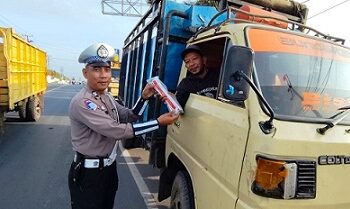 PS Kanit Kamsel AIPTU Budi Cahyadi dibantu AIPDA Armen Purba dan BRIPKA Irmayudi menggelar kegiatan Polri Peduli masyarakat dengan membagikan segitiga pengaman serta sosialisasi keselamatan berlalu lintas kepada pengemudi kendaraan roda empat.