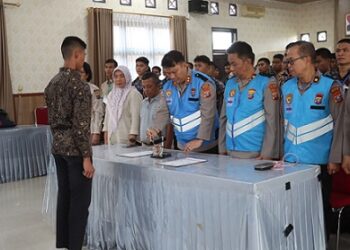 Kapolres Simalungun AKBP Choky Sentosa Meliala, S.I.K., S.H., M.H pimpin penggelaran Pakta Integritas dan Pengambilan Sumpah Panitia, Peserta dan Orang Tua dalam rangka Seleksi Penerimaan Terpadu Anggota Polri Tahun Anggaran 2025.
