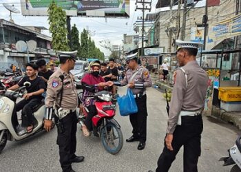 Personil Sat Lantas Polres Tanjung Balai Berbagi Takjil kepada Masyarakat Pengguna Jalan