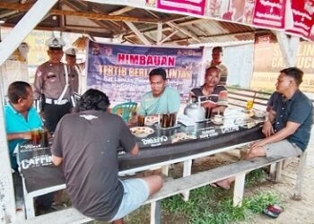 PS. Kanit Kamsel PS Kanit Kamsel AIPTU Budi Cahyadi dibantu AIPDA Armen Purba dan BRIPKA Irmayudi menggelar sosialisasi dan himbauan keselamatan berlalu lintas kepada komunitas supir truk di depan gerbang tol Sinaksak