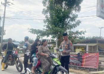 Kapolsek Bosar Maligas, IPTU Sonni G Silalahi, SH bersama personil dan Bhayangkari Ranting Bosar Maligas berbagi takjil kepada masyarakat