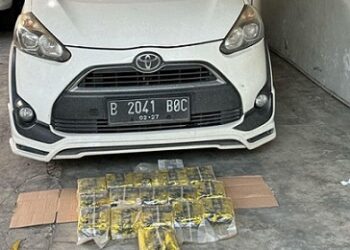 Mobil Toyota Sienta berpelat B 2041 BOC yang akan dikirimkan, ternyata berisikan 16 kg sabu yang berhasil disita polisi. (Foto Ist)