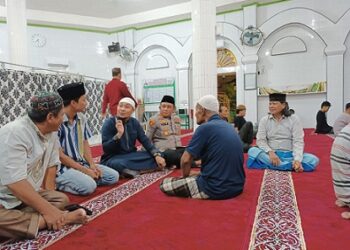 Kapolres Tanjung Balai AKBP Yon Edi Winara SH. SIK. MH bersama personil menggelar shalat subuh berjamaah di Masjid Taqwa