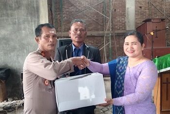 Kasat Binmas Polres Simalungun AKP Esron Siahaan pimpin pelaksanaan Minggu Kasih di Gereja HKBP Tambun Sari