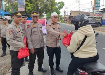Polres Simalungun Bagikan Takjil Gratis kepada Masyarakat