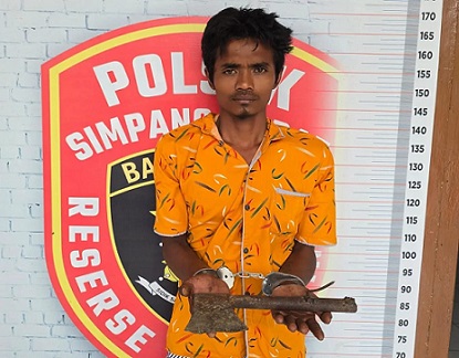 Pelaku Nanag alias Boimannekat melakukan tindakan penganiyaan kepada istri dan mertua menggunakan kapak. (Foto Ist)