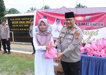 Kapolres Simalungun AKBP Choky Sentosa Meliala, S.I.K, S.H. M.H berbagai takjil kepada masyarakat