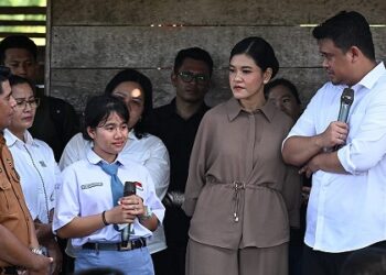 Dua kakak beradik Fani Putri Zelita Gulo dan Mervin Diana Murni Gulo yang akan dibantu Gubernur Sumatera Utara (Sumut) Muhammad Bobby Afif Nasution untuk kuliah. (Foto Ist)
