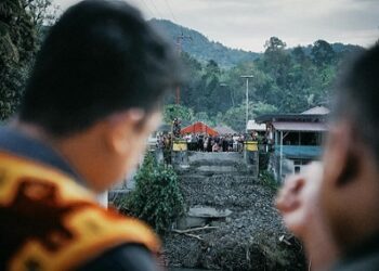 Gubernur Sumatera Utara (Sumut) Muhammad Bobby Afif Nasution saat melakukan kunjungan kerja ke Pulau Nias dengan melihat jembatan Oyo Desa Tuwuna, Kecamatan Mandrehe, Kabupaten Nias Barat yang ambruk. (Foto Ist)