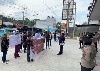 Pimpinan aksi Andry Napitpulu saat orasi didepan Irian Supermarket Dept & Store Kota Siantar