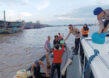 Kapolres Tanjung Balai AKBP Yon Edi Winara SH. SIK. MH bersama Kasat Polairud AKP M. Tanjung, SH MH Berbagi Takjil kepada Nelayan