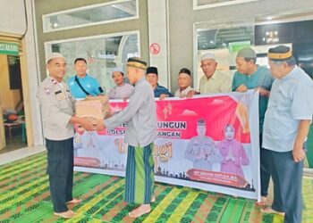 Polsek Perdagangan Berbagi Takjil kepada Jamah Masjid 