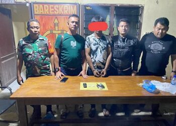 Kapolsek Bosar Maligas IPTU Sonni G. Silalahi SH bersama anggota mengapit pelaku AAA alias Andi dan barang bukti di Polsek Bosar Maligas
