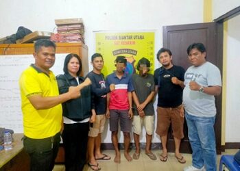Kapolsek Siantar Utara AKP Jahrona Sinaga SH bersama Tim Unit Reskrim mengapit kedua pelaku pencurian, Juventus dan Januari
